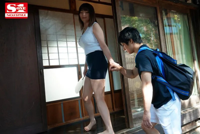 Anh chàng dâm dục chuối khi nhìn trộm em họ vụng trộm với chồng