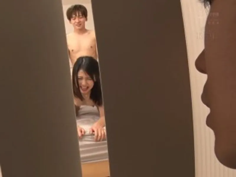 Thanh niên đang vụng trộm với chị nhà sát bên thì anh chồng về...