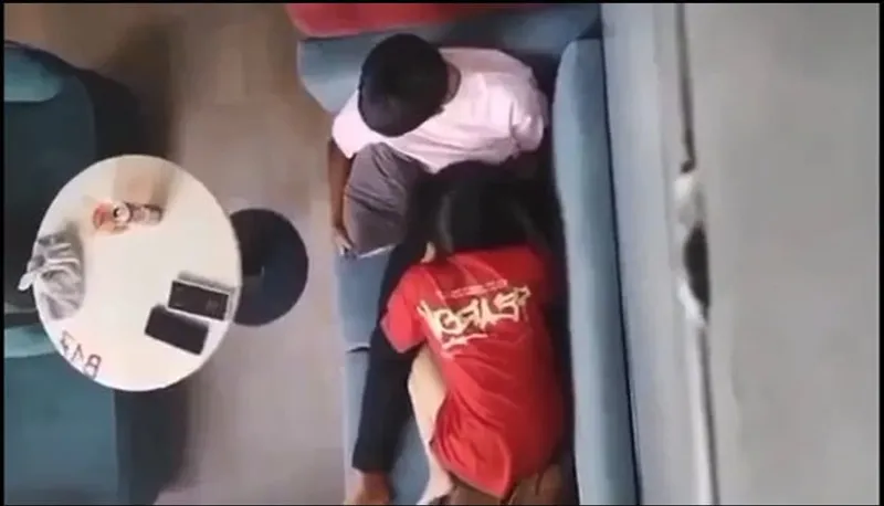 Quay lén em gái liếm liếm cho người yêu nơi công cộng