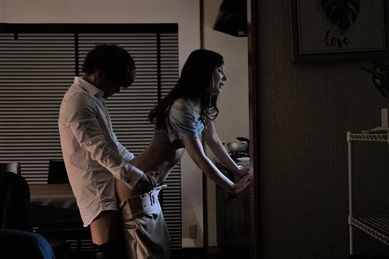 Cấp trên đi công việc, cậu nhân viên đến nhà phang người vợ ông ấy