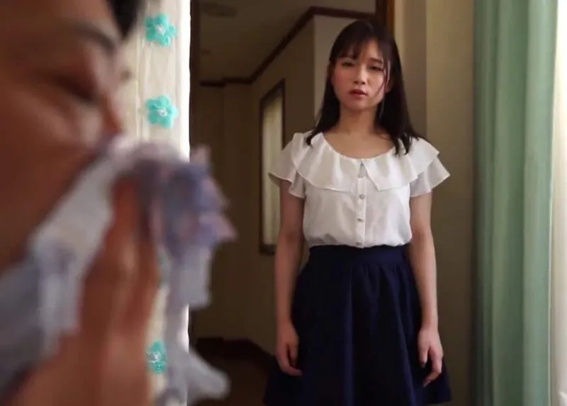 Thiên thần nhỏ phát hiện bố dượng biến thái ngửi đồ lót của mình