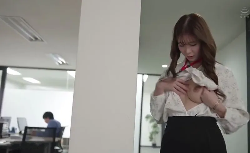 Bí ẩn đằng sau cô nhân viên mặt nghiêm nghị mà hóa ra là "nữ thần dâm đãng"